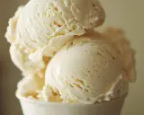 Cremiges Vanilleeis in einer Schale, perfekt für ein einfaches nicecream rezept.