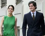Los duques de Huéscar, Sofía Palazuelo y Fernando Fitz-James, sonríen mientras pasean.