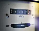 Licznik energii pokazuje 74907,8 kWh. To jest ile to jest kilowatogodzina zużytej energii elektrycznej.