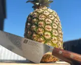 Ostrość noża XINZUO i dojrzały ananas zapowiadają, jak pokroić ananasa.