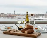 En härlig måltid med vin och bröd på Cafe Skeppsholmen med utsikt över Stockholm.
