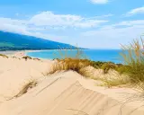 Piaskowe wydmy i turkusowe morze na Costa de la Luz. Idealne miejsce na relaks i odkrywanie atrakcji.