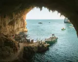 Grotta della Poesia, Castro Marina: sentiero panoramico e barche in mare. Cosa vedere in questo luogo magico.