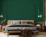 Elegancka sypialnia w butelkowej zieleni i drewnie. Miękkie łóżko, stylowe lampy i otwarta garderoba tworzą przytulną atmosferę.