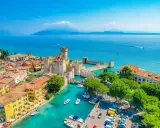 Un perfetto weekend sul lago di Como: castello medievale, acque cristalline e case colorate.