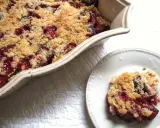 Un délicieux crumble aux quetsches, croustillant et fruité, prêt à être dégusté. Une recette simple et gourmande.