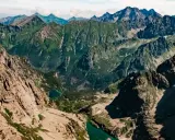 Majestatyczne Tatry, skaliste zbocza i zielone doliny. Jak się przygotować na taką wyprawę?
