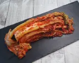 Frisch zubereitetes Kimchi, das beste Kimchi Rezept, liegt auf einem schwarzen Stein.