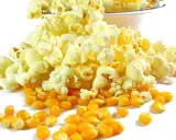 Kukurydza i gotowy popcorn, który pokazuje, czy da się zrobić popcorn w piekarniku.