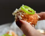 En gyllene, krispig kroket som toppas med riven ost och en grön jalapeño. Ett spännande recept på kroketter!