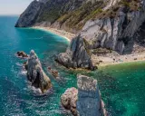 Scogliere bianche e mare turchese, una spiaggia affollata e kayak: ecco cosa vedere a Civitanova Marche per una vacanza indimenticabile.