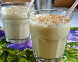 Dwa szklanki kremowego koktajlu z bitą śmietaną i posypką czekoladową. Idealny pomysł na to, **baileys z czym pić**!