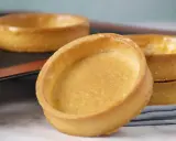 Fonds de tartelettes dorés, prêts pour une recette de pâte sucrée. Parfaits pour des desserts gourmands.