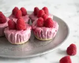 Små rosa bakelser med hallon på, perfekta att baka utan ugn.