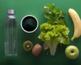 Woda, spirulina, kiwi, banan, jabłko i sałata – składniki, które pomogą Ci dowiedzieć się, jak pozbyć się wody z organizmu.