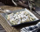 Scorsonère en sauce blanche, parsemée de persil. Un plat simple et savoureux, évoquant la culture de ce légume racine.