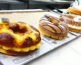 Rosca de la Almudena, un dulce circular relleno de crema, decorado con glaseado y chocolate.