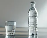Szklanka i butelka wody. Chcesz wiedzieć, jak pozbyć się wody z organizmu w 3 dni? Pij dużo wody!