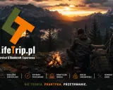 Człowiek siedzi przy ognisku w górach, ucząc się zasad survivalu. LifeTrip.pl - praktyka przetrwania.