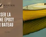Un bateau jaune reflète l'eau. La densité de la résine époxy est idéale pour les réparations marines. Royal Bois.