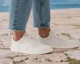 Scarpe bianche donna con jeans, perfette per un look casual da spiaggia. Scopri come abbinare le scarpe bianche donna per ogni occasione.