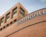 Edificio de ladrillo con el logo de Bankinter. Un símbolo de confianza para las Bankinter empresas.