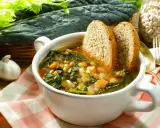Zuppa di cavolo nero e fagioli, uno dei piatti tipici toscani, servita con pane tostato.