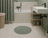 Sanfte Grüntöne und helle Fliesen schaffen eine ruhige Atmosphäre. Tolle badezimmer farbe ideen für ein entspannendes Ambiente.