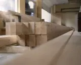 Stosy drewno klejone warstwowo w tartaku, gotowe do dalszej obróbki.