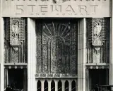 Façade du magasin Stewart and Company, ornée de figures féminines et d'un motif rayonnant, typique de l'époque Art Déco.
