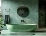 Un rilassante bagno verde con vasca ovale, piante rigogliose e una grande finestra che si affaccia sul verde.