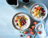 Desayuno saludable con avena, fresas, naranja y maracuyá. Ideal para una dieta foodmap.