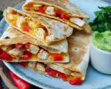 Leckere Quesadillas mit Hähnchen, Paprika und Käse, dazu Guacamole. Ein tolles Quesadillas Rezept für jeden Anlass.