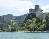 Zamek w Niedzicy, jedna z głównych atrakcji Pienin, góruje nad jeziorem.