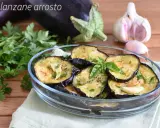 Melanzane grigliate al forno, condite con aglio e prezzemolo, pronte per essere gustate.