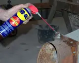 WD-40 wird auf rostigen Stahl gesprüht, um Rost von Edelstahl zu entfernen und die Teile wieder gängig zu machen.