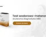 Test wodorowo-metanowy do diagnostyki SIBO, opakowanie testu i osoba wykonująca badanie.