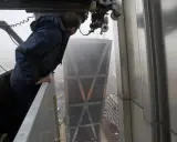Un trabajador supervisa la construcción de las Torres KIO, inclinadas y emblemáticas de Madrid.