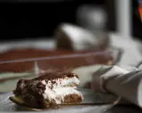 Kremowe tiramisu posypane kakao, idealne z odrobiną amaretto. Jaki alkohol do tiramisu? Ten deser zachwyca!