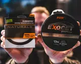 Dłonie trzymają pudełko z plecionką Fox Submerge Naturals i szpulę żyłki Fox Exocet Pro.
