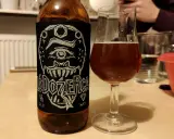 Butelka piwa z etykietą "DOOZERCH" i kieliszek z bursztynowym płynem. To chyba najmocniejsze piwo, jakie widziałem!