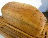 Pain aux graines doré, prêt à être dégusté. Une recette maison qui sent bon le terroir.