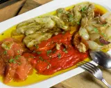 Deliciosa escalivada al forn con pimientos rojos, berenjenas, tomates y cebollas asadas, regada con aceite de oliva y perejil picado.