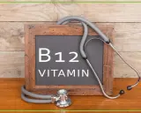 Tablica z napisem "B12 VITAMIN" i stetoskopem. Czy wysoki poziom B12 to powód do niepokoju?
