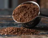 Ein Löffel voller grober Kaffee, bereit für den Morgenkaffee.