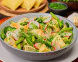 Schüssel mit Maultaschen Salat, grünen Bohnen, Radieschen und Schnittlauch. Ein köstlicher Maultaschen Salat für den Sommer.