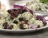 En krämig grekisk potatissallad med oliver, rödlök och färska örter. En härlig rätt som passar till det mesta.