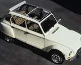Un clásico Dyane 6 blanco con techo corredizo abierto, listo para un paseo.
