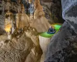 Explorador en balsa por el ojo guareña, un río subterráneo de aguas verdes y formaciones rocosas impresionantes.