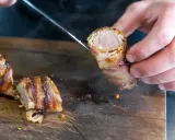 Ein saftiges Wildschweinfilet, in Speck gewickelt und knusprig gebraten. Dieses Rezept für Wildschweinfilet ist ein Genuss!